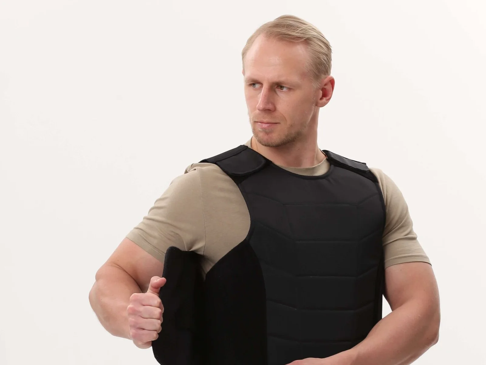 Мужчина застёгивает боковую часть бронежилета скрытого ношения DARK ARMOR M-3