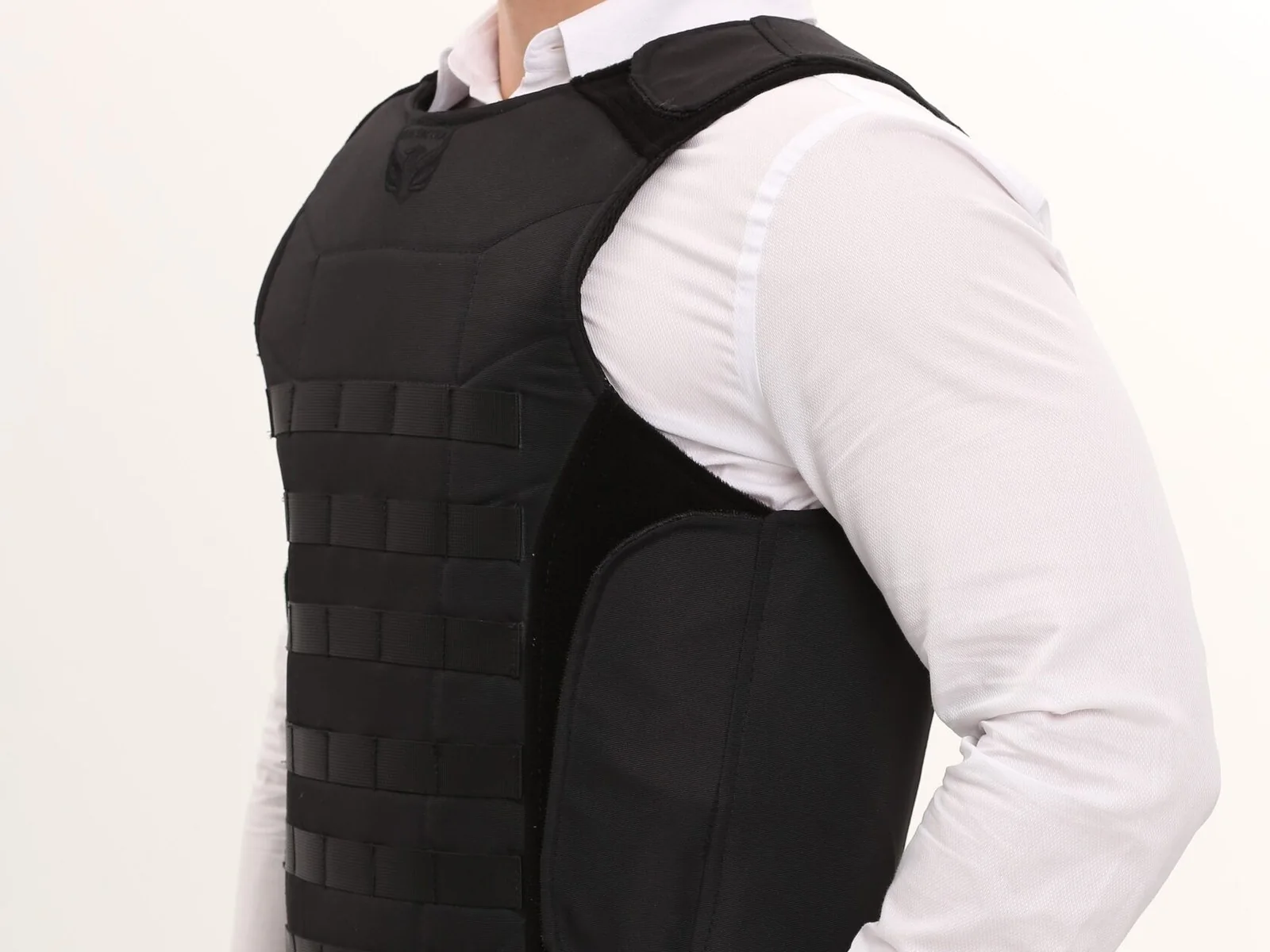 ELITE BLACK Br2 tactical body armor from the side: the side pack and MOLLE webbing on the chest