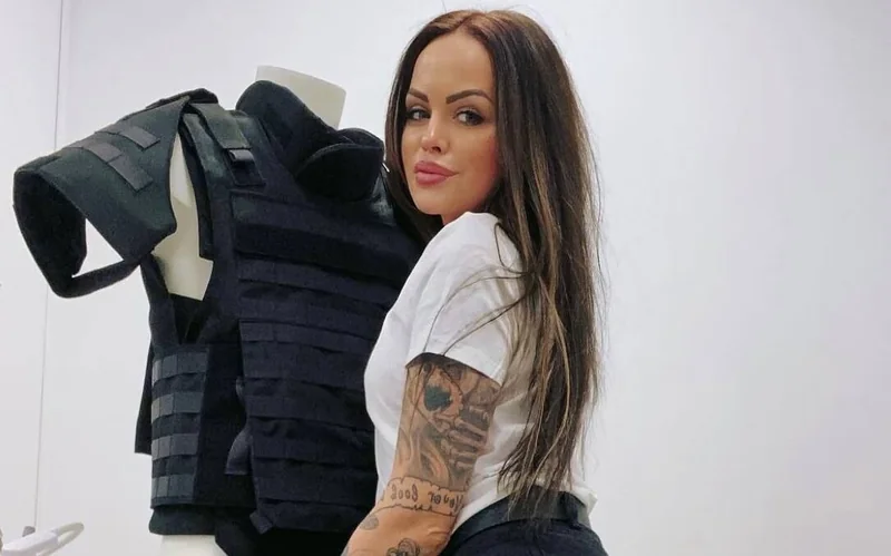 Мила в цехе рядом с бронежилетом
