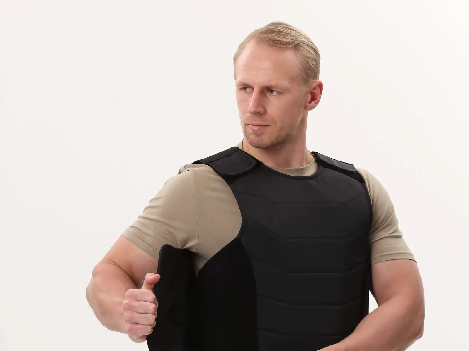 Боковая часть бронежилета скрытого ношения DARK ARMOR M-3, в которой тоже стоит баллистический пакет
